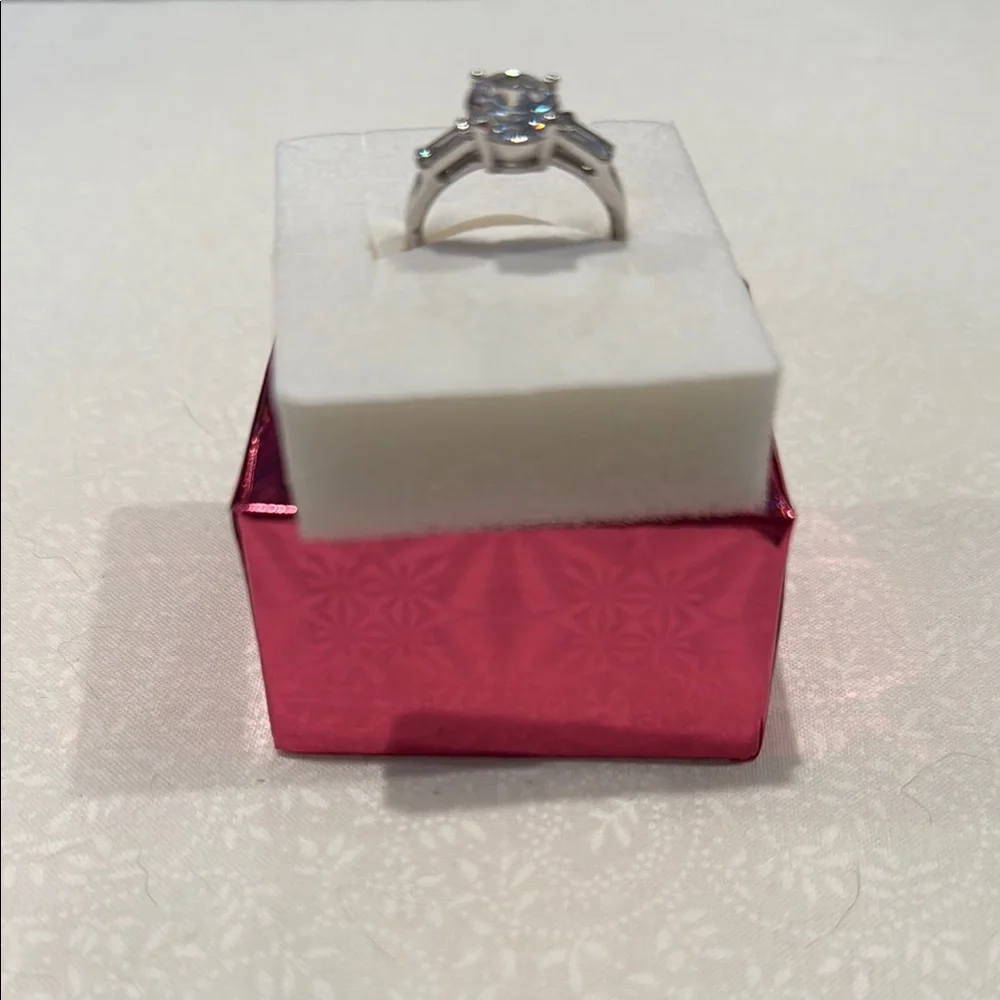 Classic Silver and White Ring with Simple‎ Design